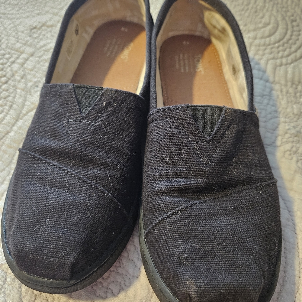 Tom's size 6Y in black